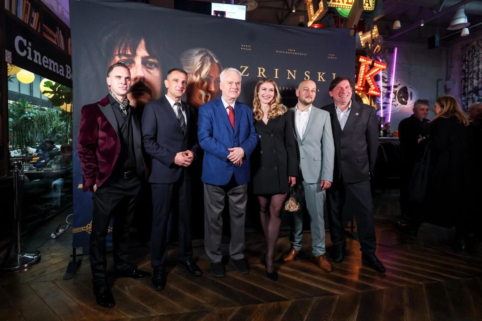 Съёмочная группа и создатели игрово-документального фильма «Зрински» позируют на фоне постера картины на премьерном показе в загребском кинотеатре Kaptol Boutique Cinestar