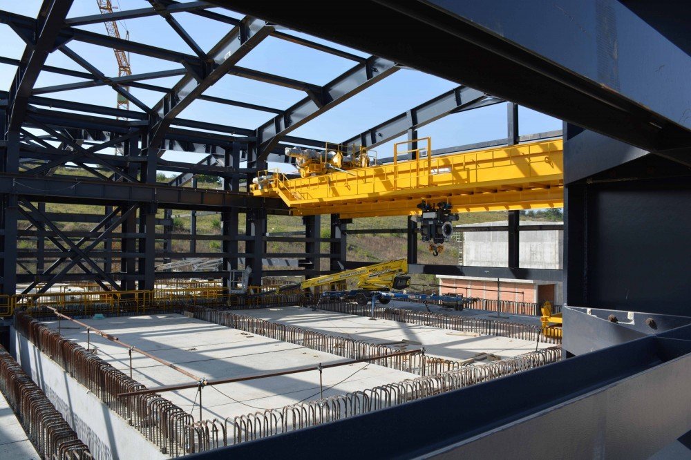 Болгария открыла хранилище радиоактивных отходов после 20 лет строительства Интерьер строящегося хранилища радиоактивных отпадъков на площадке «Радиана»: жёлтый мостовой кран, стальной каркас и железобетонные ячейки для контейнеров с отходами