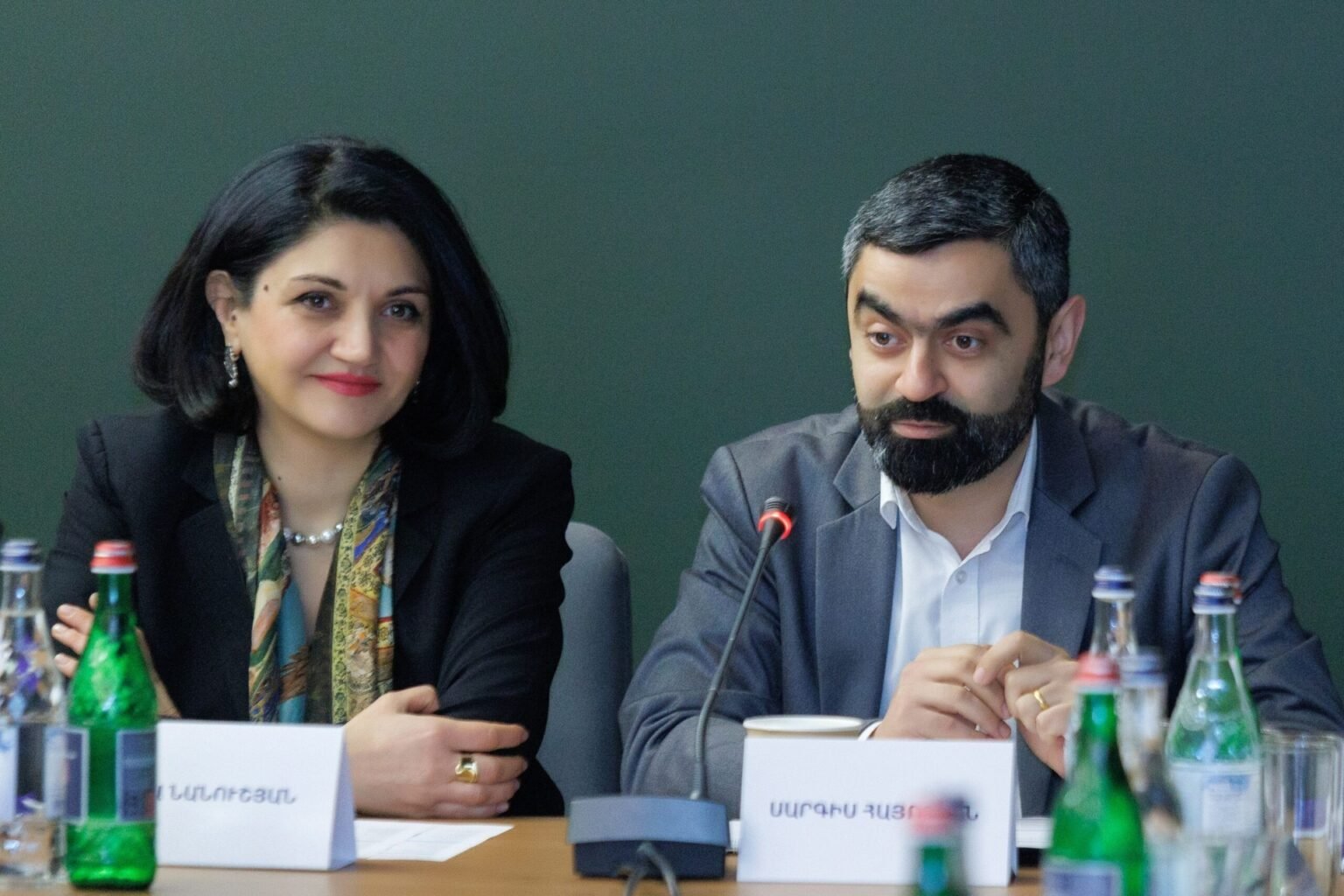 Лена Нанушян и Саргис Айоцян на Саммите по политике в области здравоохранения ВОЗ-HENAR в Ереване, за столом переговоров с микрофонами и именными табличками