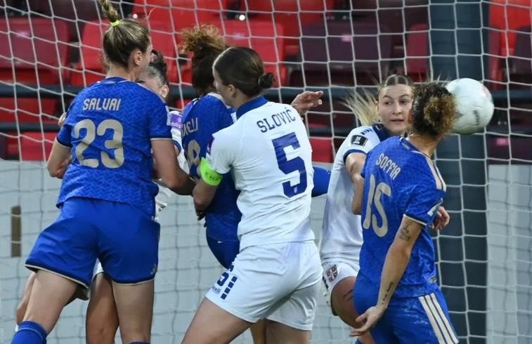 Борьба за мяч у ворот в матче между женскими сборными Сербии и Италии в рамках квалификации на чемпионат мира 2027