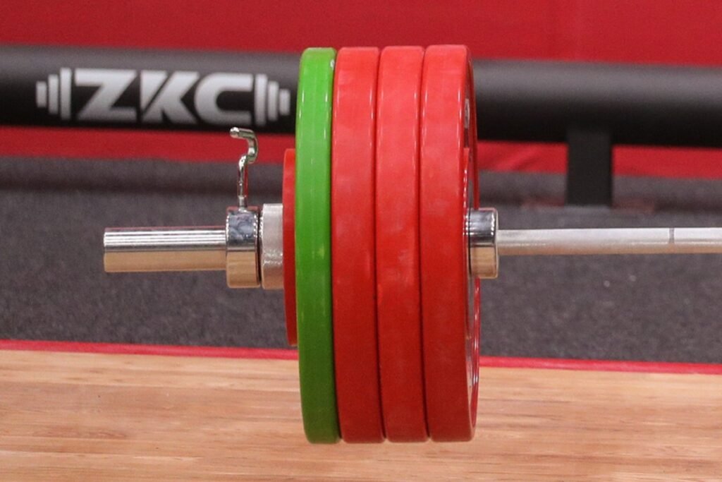 Соревновательная штанга ZKC с дисками на помосте чемпионата Европы по тяжёлой атлетике