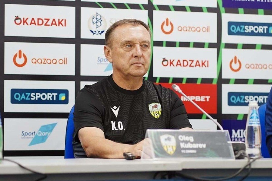 Олег Кубарев в тренировочной форме «Зимбру» на пресс-конференции