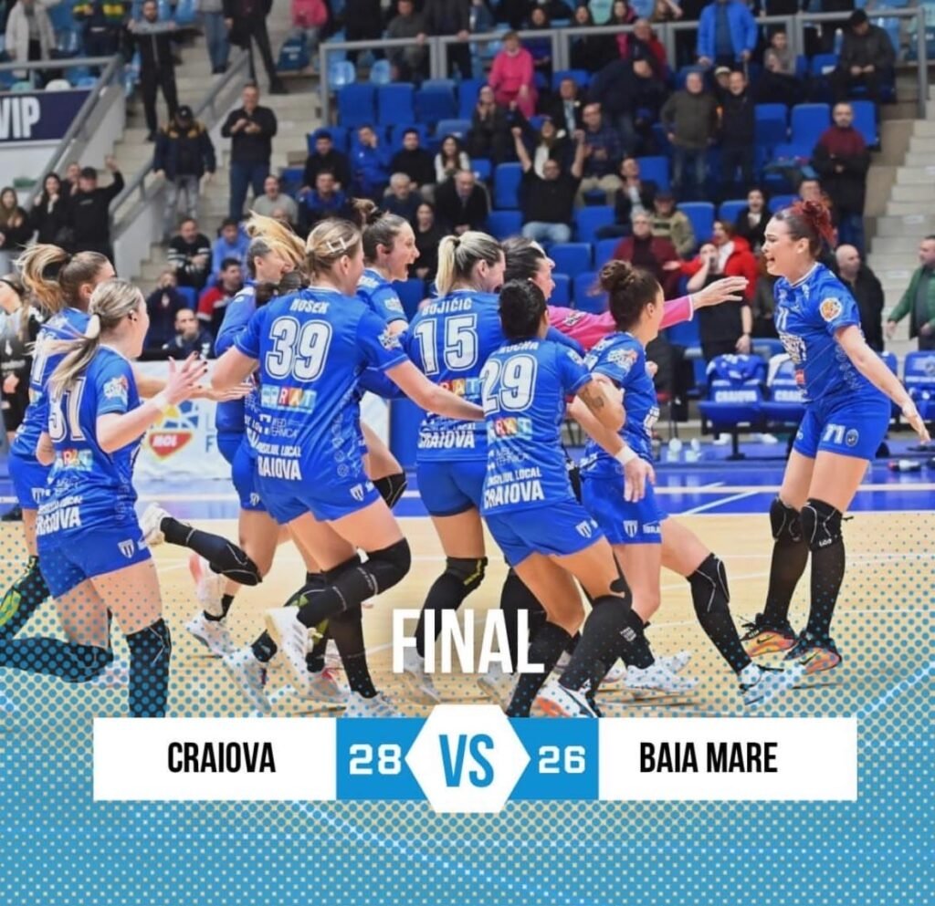 Итоговый счёт матча Крайова — Бая-Маре 28:26 на фоне празднующих игроков