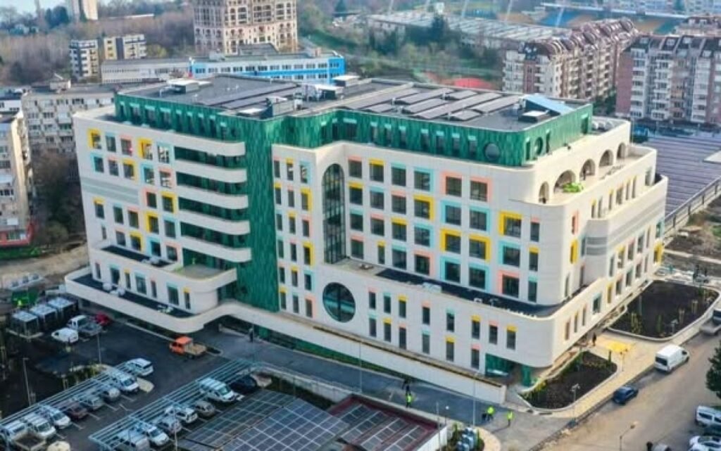 Первая детская больница Болгарии откроется в Бургасе летом Новая детская больница в Бургасе — вид сверху на здание с разноцветным фасадом и прилегающей территорией