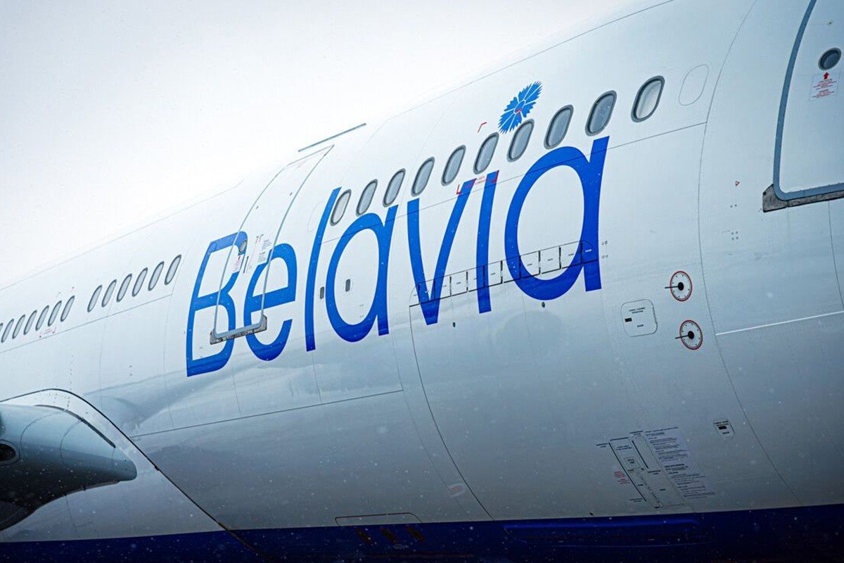 Крупный план фюзеляжа самолёта с логотипом и надписью Belavia