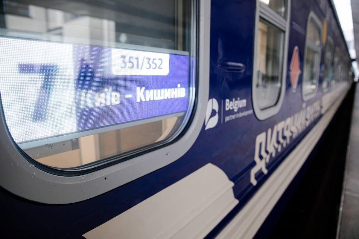 Табло поезда № 351/352 «Київ – Кишинів» на борту тёмно-синего вагона «Укрзалізниці» на перроне