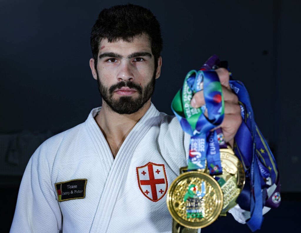 Грузинский дзюдоист демонстрирует золотые медали чемпионатов Европы