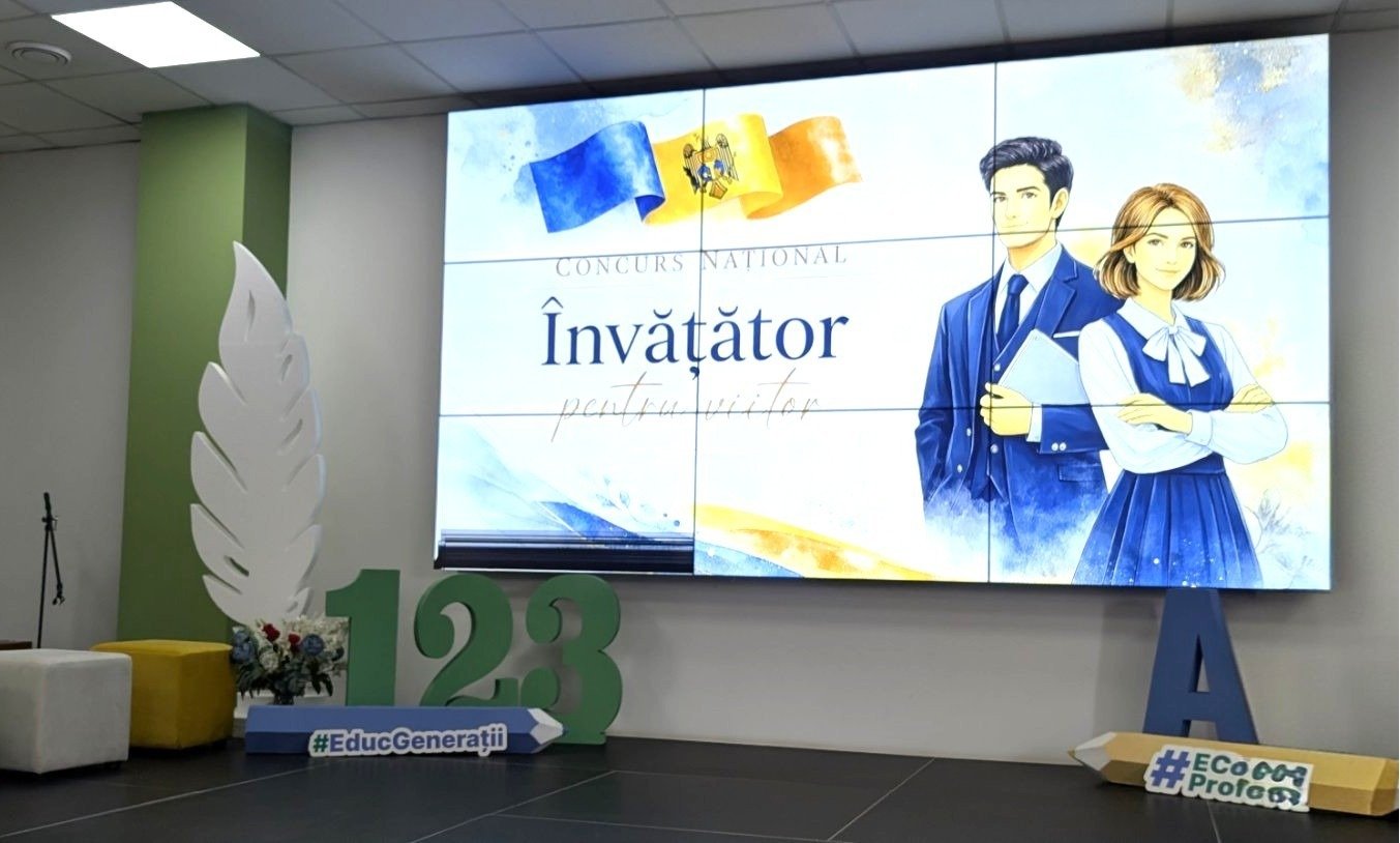 Сцена конкурса с большим экраном и баннером «Concurs Național Învățător pentru viitor», декоративными элементами и символикой мероприятия