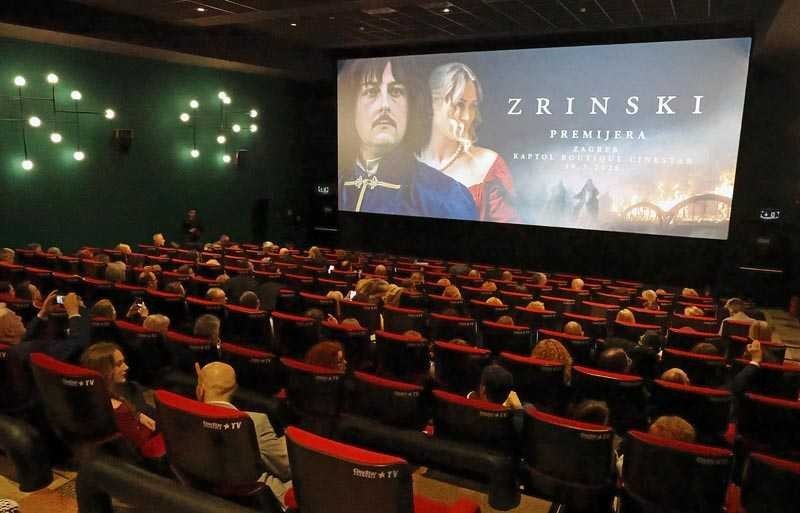 Зрительный зал кинотеатра Kaptol Boutique Cinestar в Загребе во время премьерного показа фильма «Зрински» — на экране заглавный кадр картины