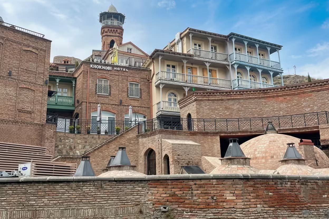 Район серных бань Абанотубани с историческими зданиями и башней в Тбилиси