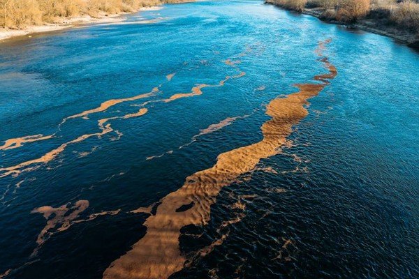 Аэрофотосъёмка загрязнённого Днестра с видимыми полосами нефтепродуктов