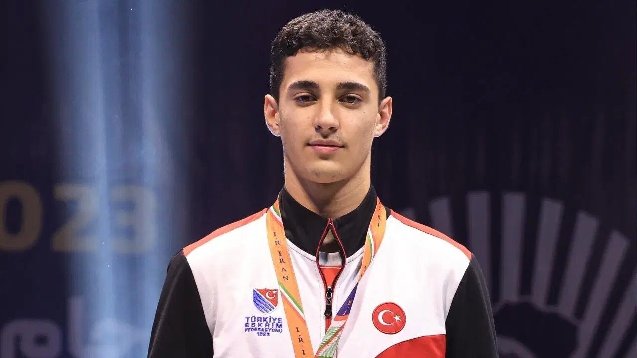 Турецкий фехтовальщик Фуркан Яман с медалью на подиуме чемпионата мира в форме сборной Турции