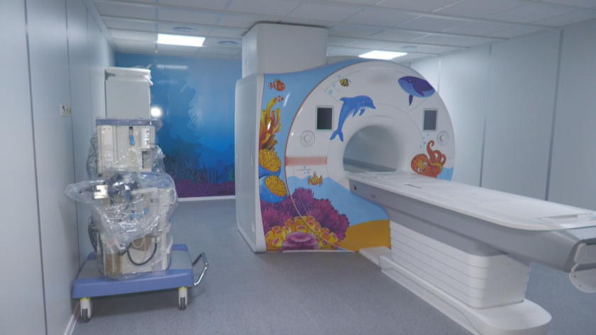 Аппарат МРТ в детской больнице Бургаса, оформленный в красочной морской тематике с дельфинами и подводным миром