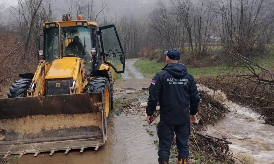 Спасатель и экскаватор на размытой дороге