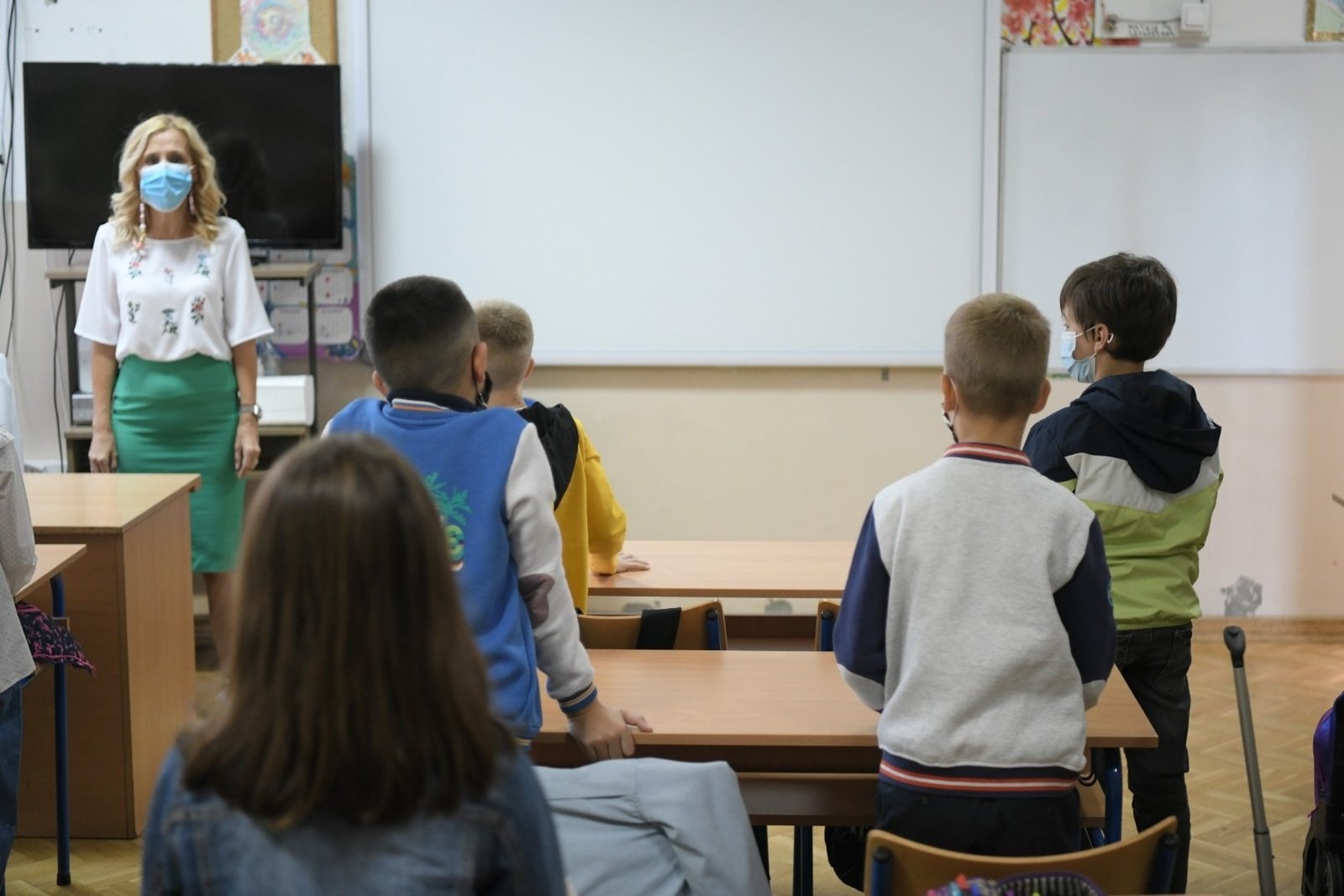 Учительница ведёт урок в школьном классе перед учениками