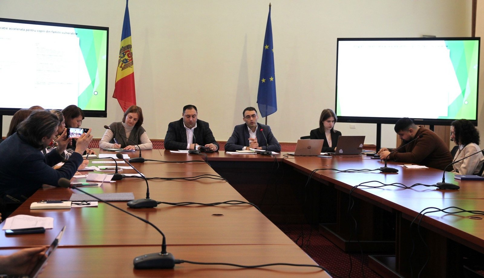 Публичные консультации в Министерстве образования по новому Национальному плану поддержки ромов на 2027–2030 годы. На экранах — презентация результатов текущей программы