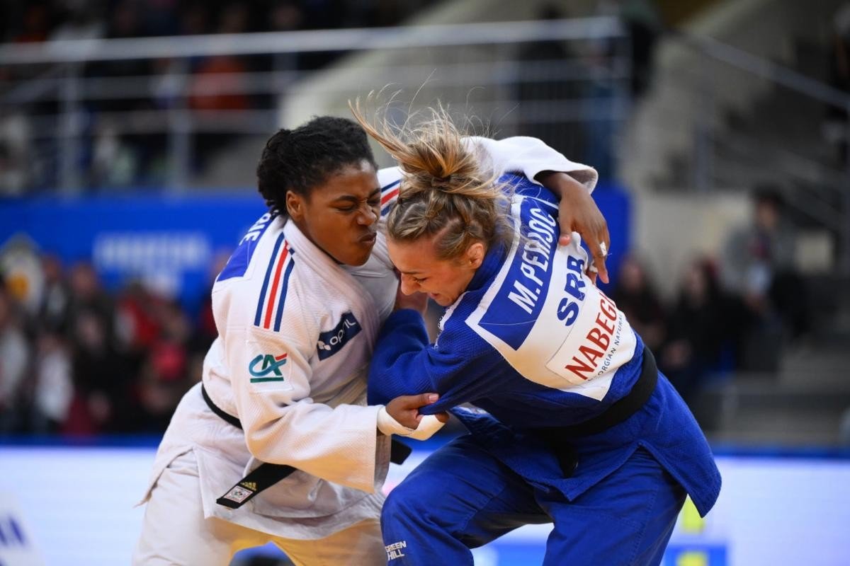 Сара-Леони Сизик в схватке с Марицей Перишич за бронзу чемпионата Европы по дзюдо