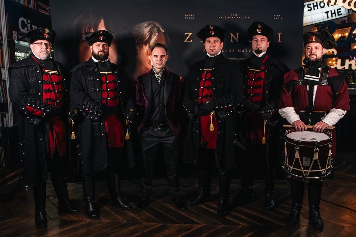 Участники в исторических костюмах хорватских воинов XVII века с барабаном на премьере фильма «Зрински» в Загребе