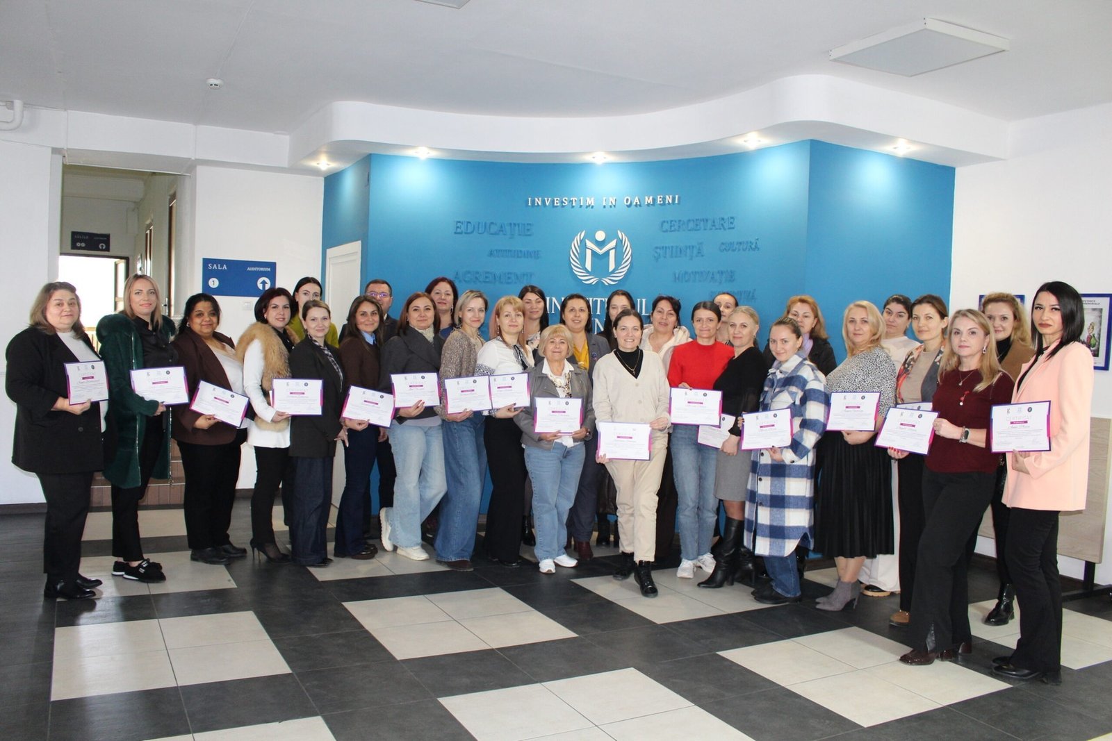 Участницы тренинга по предотвращению и противодействию сексуальным домогательствам на рабочем месте с сертификатами