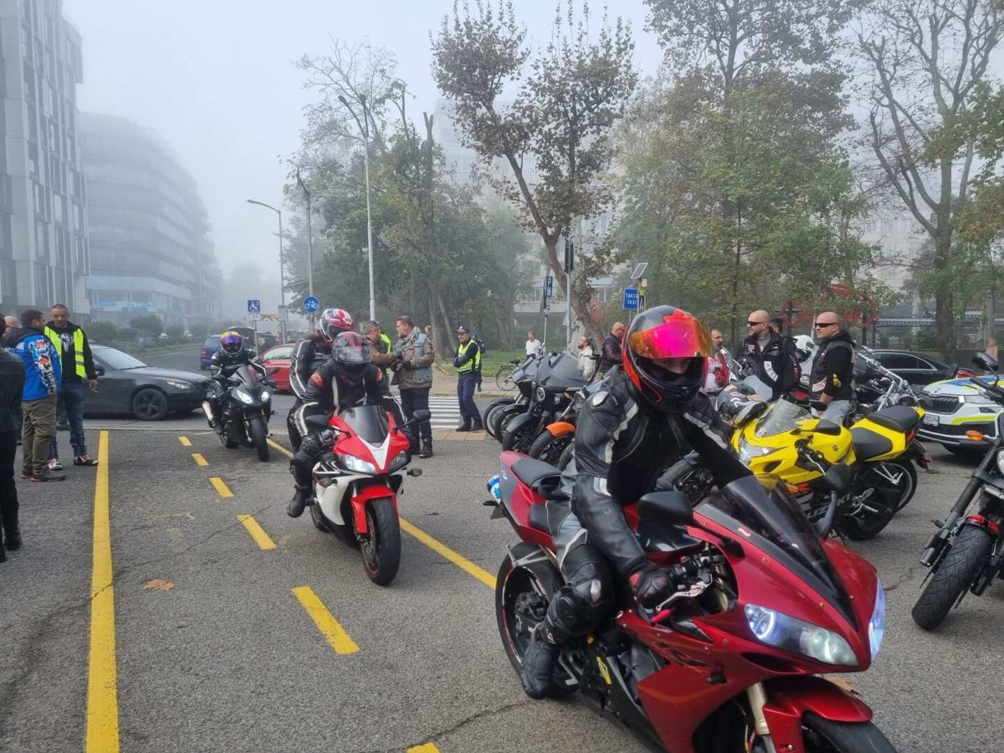 Мотоциклисты с байками на городской улице Бургаса готовятся к параду в честь открытия мотосезона