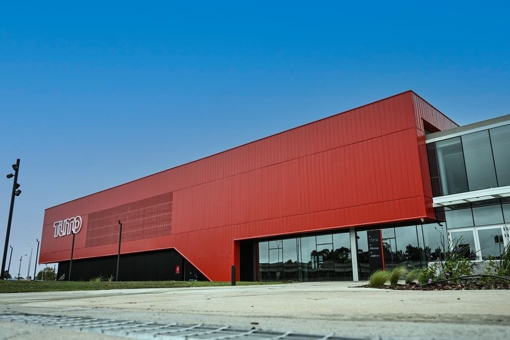 Здание центра TUMO рядом с международным аэропортом Карраско в Уругвае