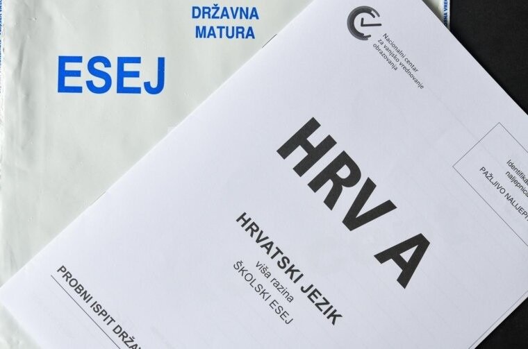 Экзаменационные бланки хорватской государственной матуры по хорватскому языку на столе