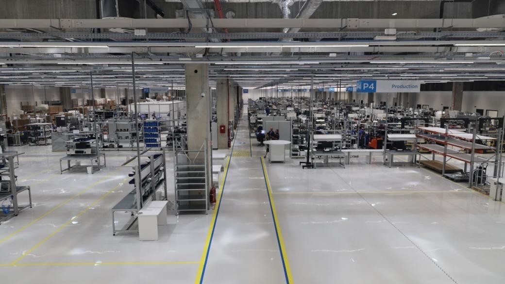 Производственный цех завода BTL Industries в Пловдиве с линиями сборки и рабочими станциями