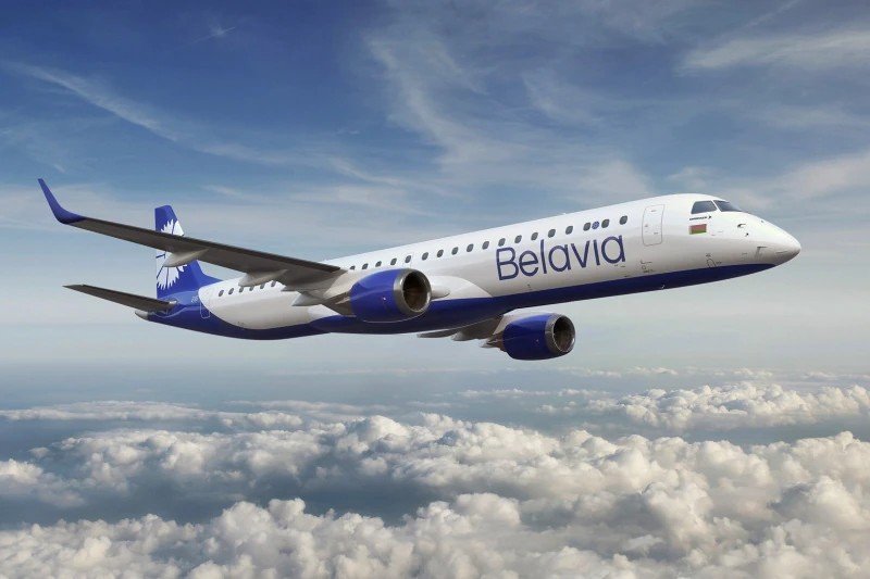 Самолёт Embraer авиакомпании «Белавиа» в полёте над облаками