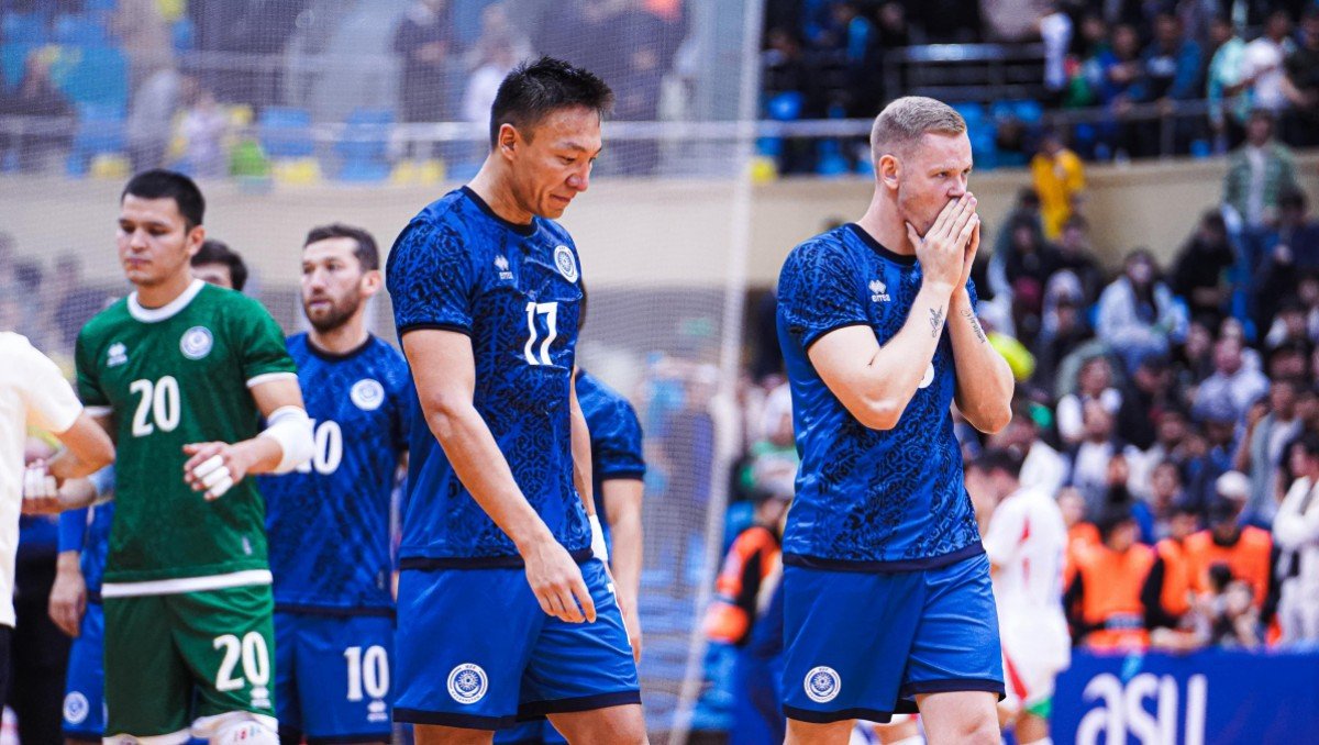 Игроки сборной Казахстана по футзалу в синей форме во время международного матча