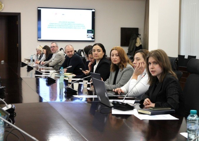 Участники заседания по оценке программы поддержки ромов в зале Министерства образования и исследований. На заднем плане — проекция с данными отчёта