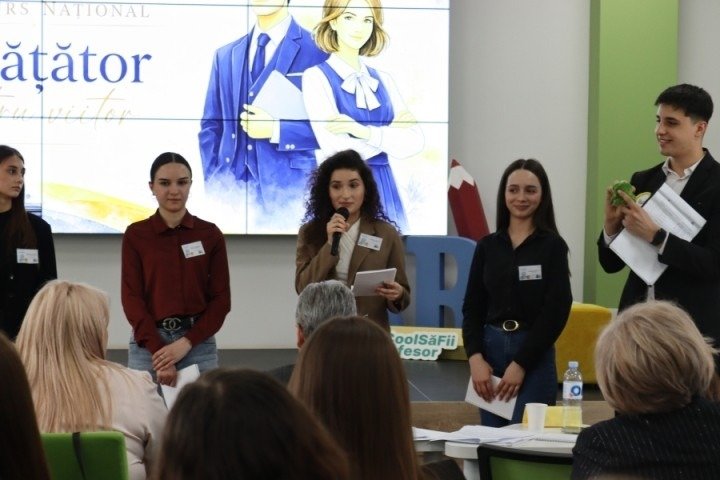 Молодые участники конкурса выступают с микрофоном на сцене на фоне баннера конкурса «Учитель для будущего»