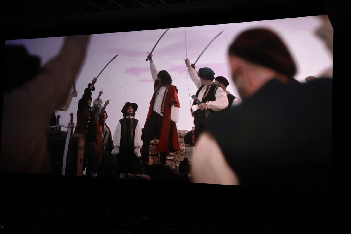 Кадр из фильма «Зрински» на большом экране — воины в исторических костюмах поднимают мечи