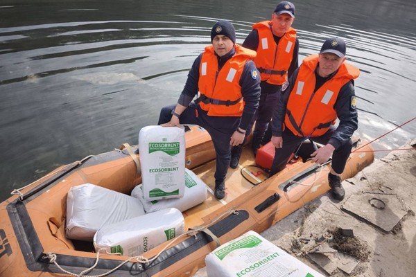Спасатели на лодке с мешками экосорбента на загрязнённом Днестре