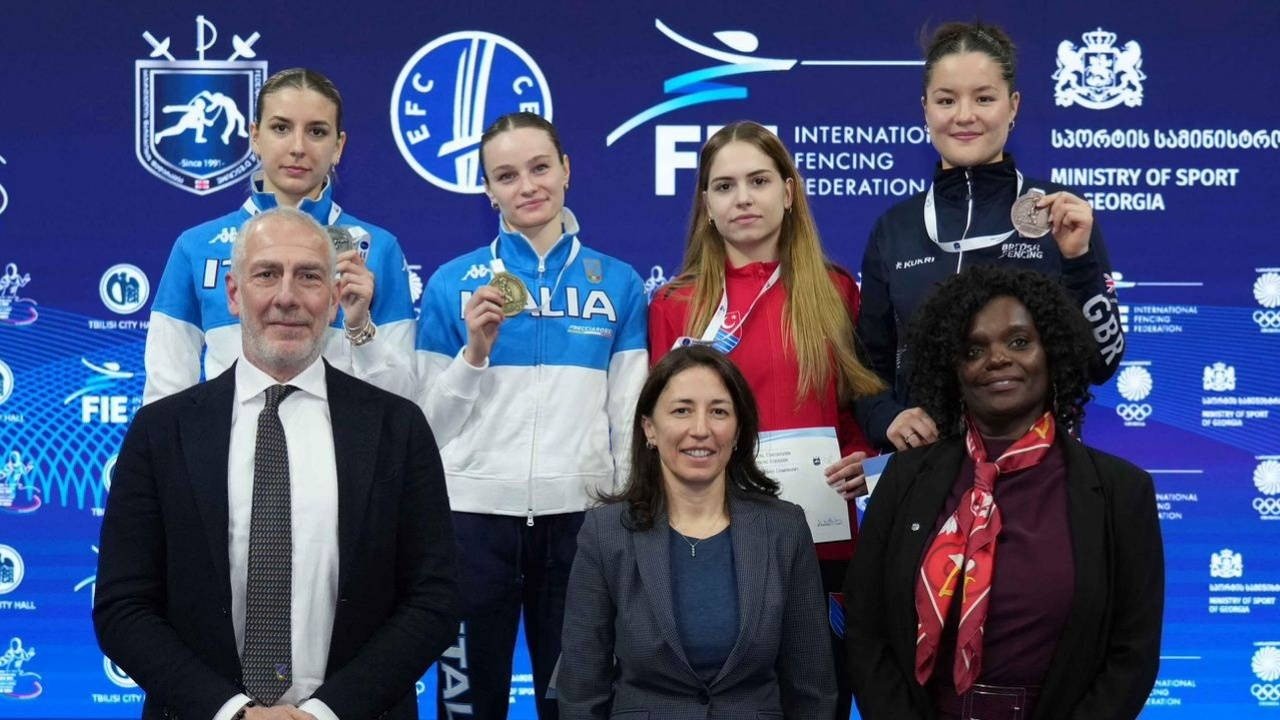 Церемония награждения на чемпионате Европы по фехтованию среди юниоров при участии представителей Международной федерации фехтования и Министерства спорта Грузии