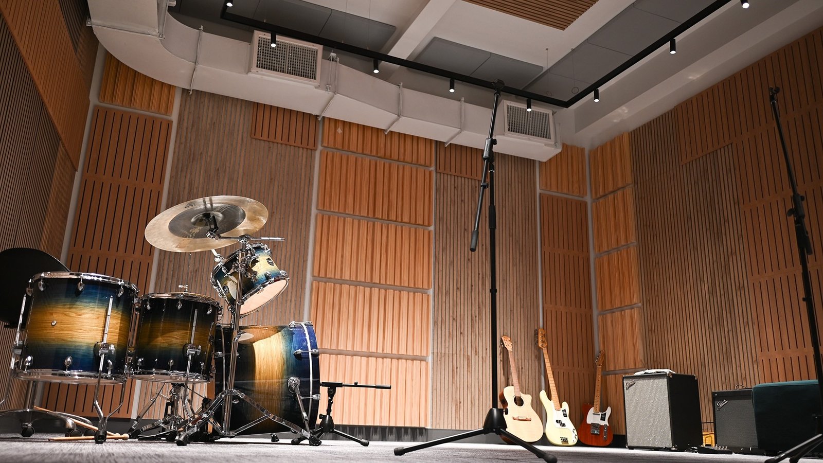 Музыкальная студия в центре TUMO Uruguay — ударная установка, гитары и профессиональное звуковое оборудование