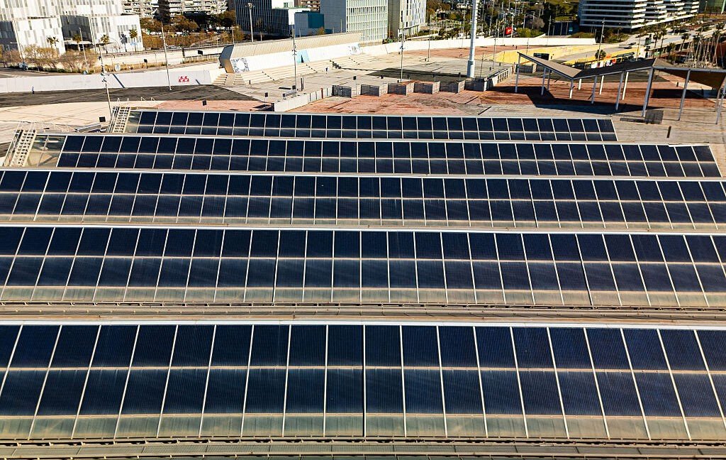 Крупная солнечная электростанция на крыше городского здания с видом на деловой квартал