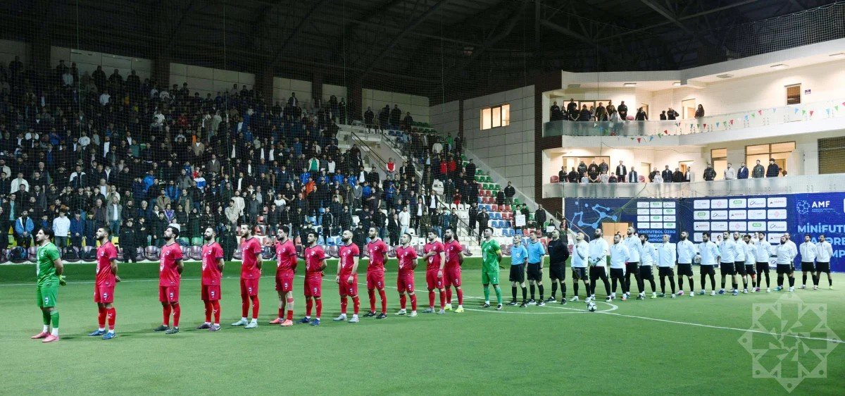 Команды выстроились на площадке перед началом матча по мини-футболу, на трибунах — зрители