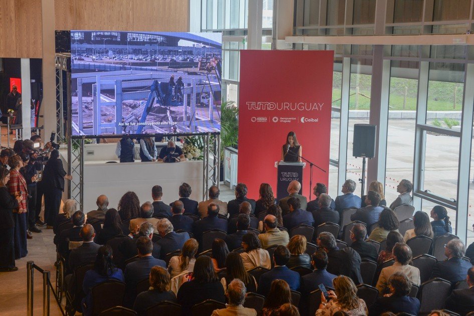 Церемония открытия центра TUMO в Уругвае — зрительный зал с гостями и выступление на фоне баннера TUMO Uruguay