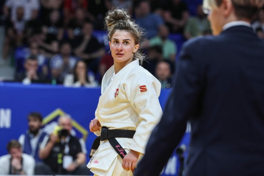 Грузинская дзюдоистка Этери Липартелиани в белом кимоно на татами чемпионата Европы