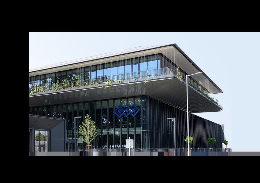 Современное здание завода BTL Industries со стеклянным фасадом и логотипом компании