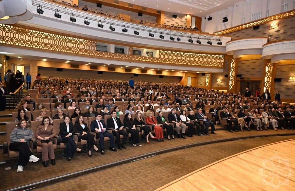 Зрительный зал Низами Кино Центра, заполненный гостями на премьерном показе документального фильма «Лошадиная сила»