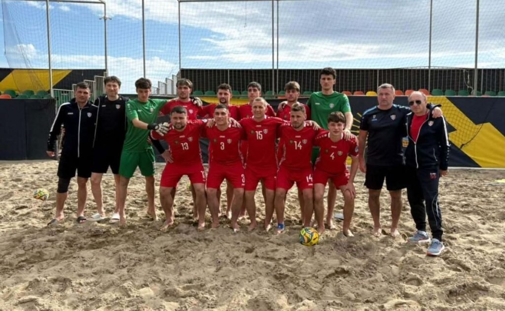 Сборная Молдовы по пляжному футболу перед товарищеским матчем против Азербайджана на песчаном поле в Алании, Турция