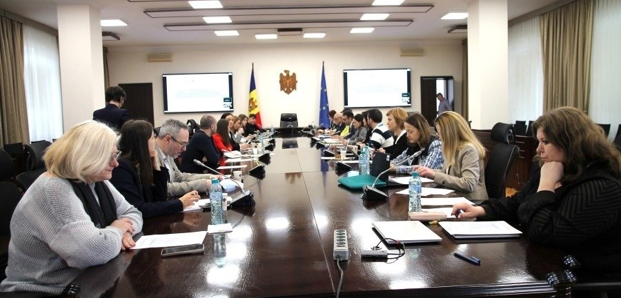 Молдова подвела итоги программы поддержки ромов: рост учеников на 18% Заседание рабочей группы по оценке Программы поддержки ромов в Министерстве образования и исследований Молдовы. Участники обсуждают результаты программы за 2022–2025 годы на фоне флагов Молдовы и ЕС