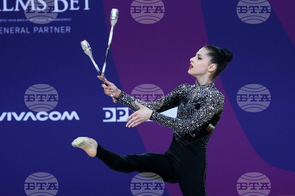 Болгарские юниорки забрали все четыре золота на Sofia Cup Болгарская гимнастка выполняет прыжок с булавами на международном турнире Sofia Cup по художественной гимнастике в Софии