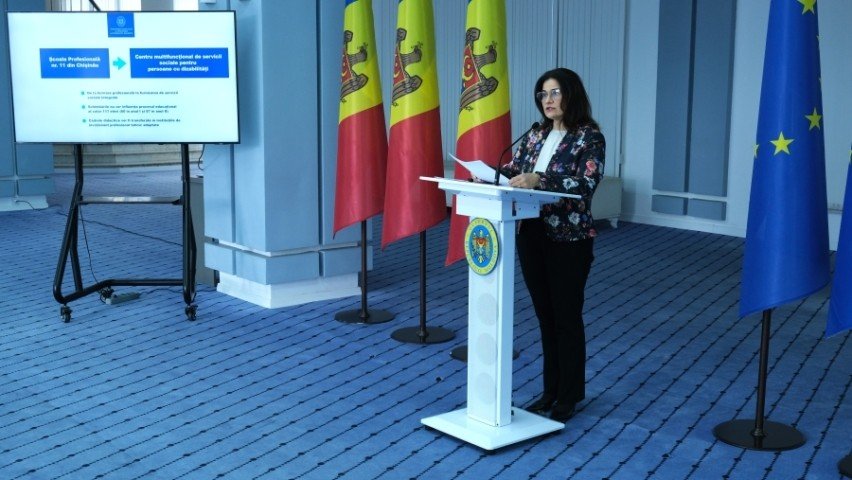 Слайд презентации о преобразовании Профессиональной школы №11 в социальный центр, рядом выступает представитель Минобразования Молдовы