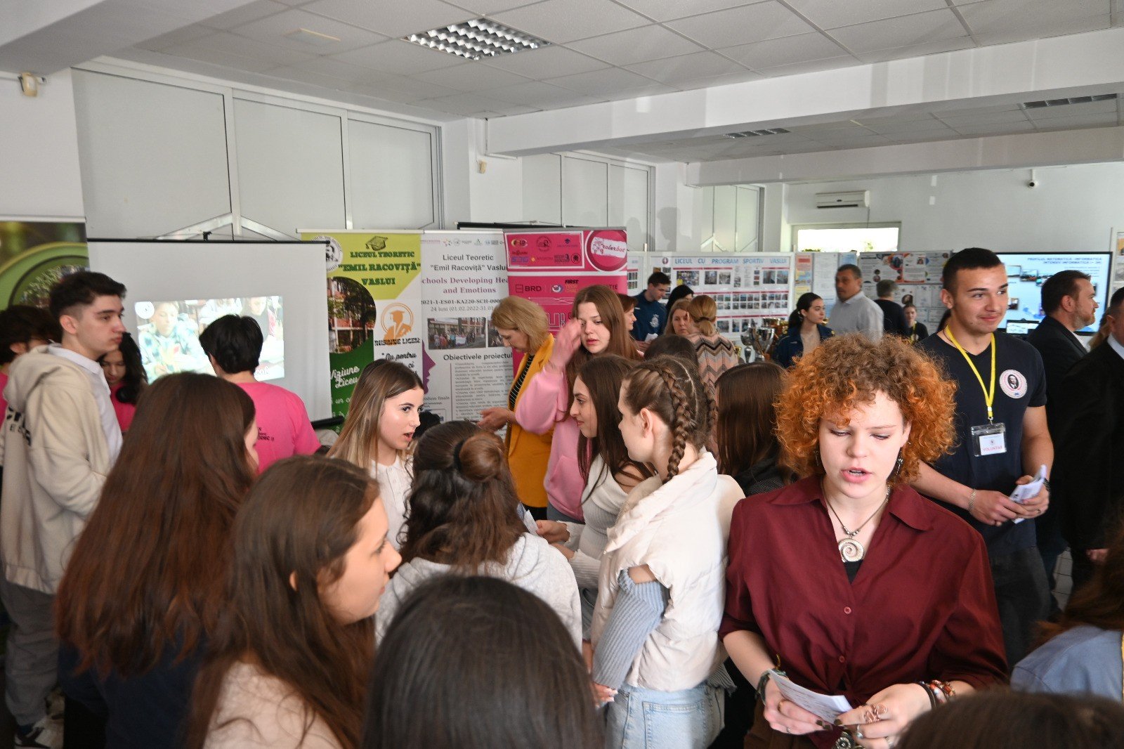 Ученики общаются с представителями учебных заведений у информационных стендов на ярмарке «Карьера 2026» в Галаце