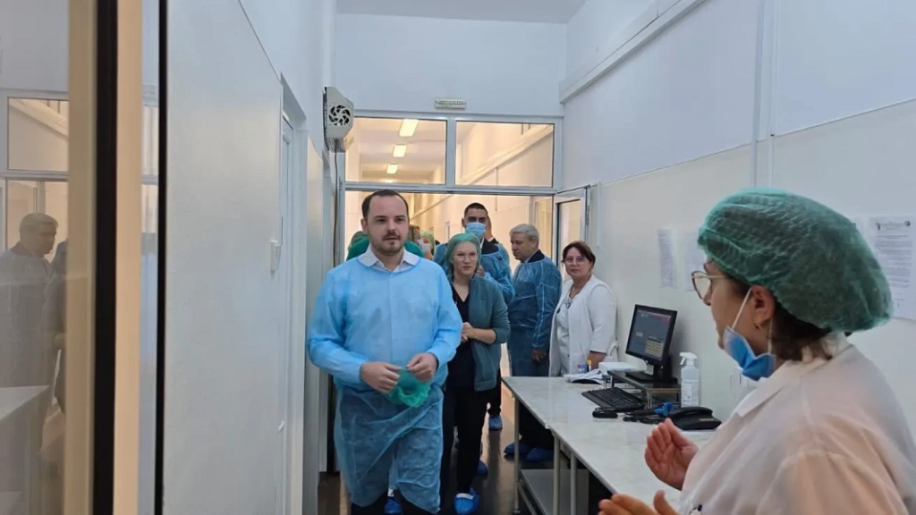 Министр здравоохранения Румынии в защитном халате осматривает больничное отделение