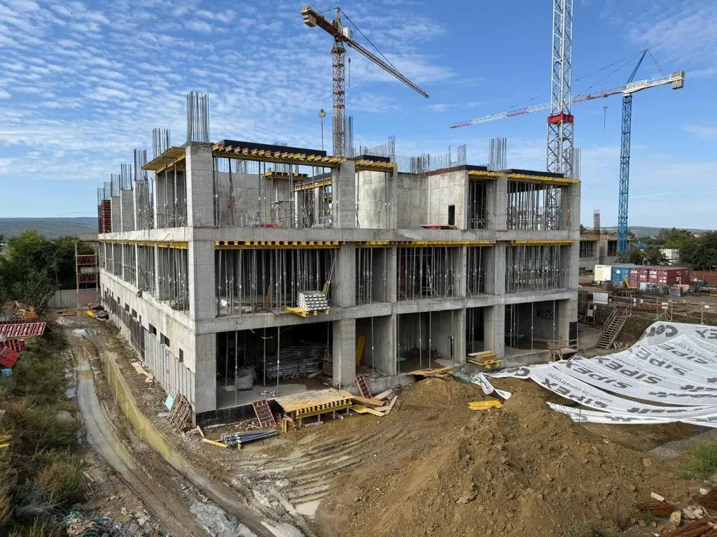 Строительная площадка нового корпуса больницы Васлуя с кранами