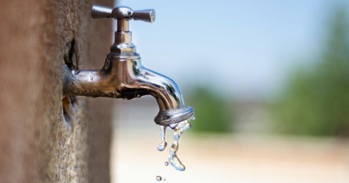 Водопроводный кран с каплями воды