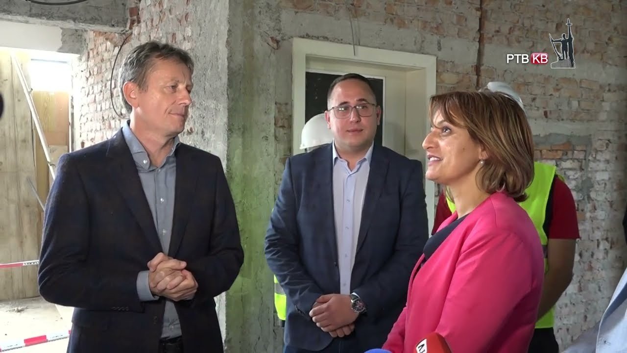 Осмотр внутренних помещений школы «Рашка» во время реконструкции